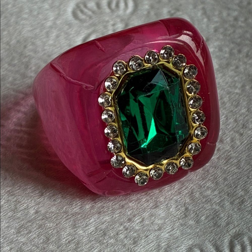 Pink acrylic bold chunky summer cocktail party ring with green center stone Sz 8